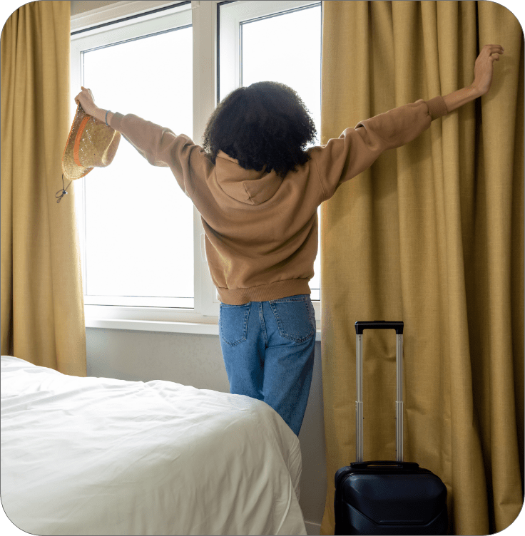 antes del viaje una joven de cabello oscuro lista para la partida min